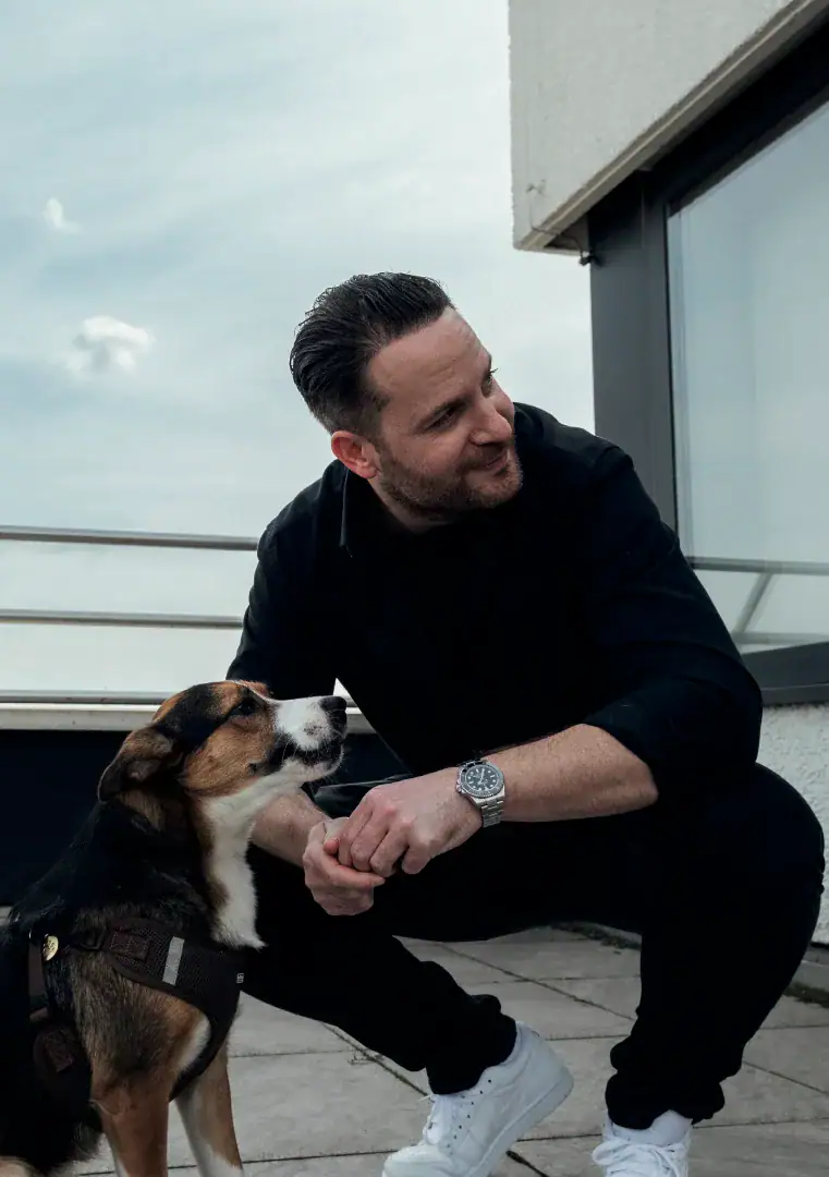 Andre Caspar, Gründer von Dogcare24, mit seinem Hund Balu