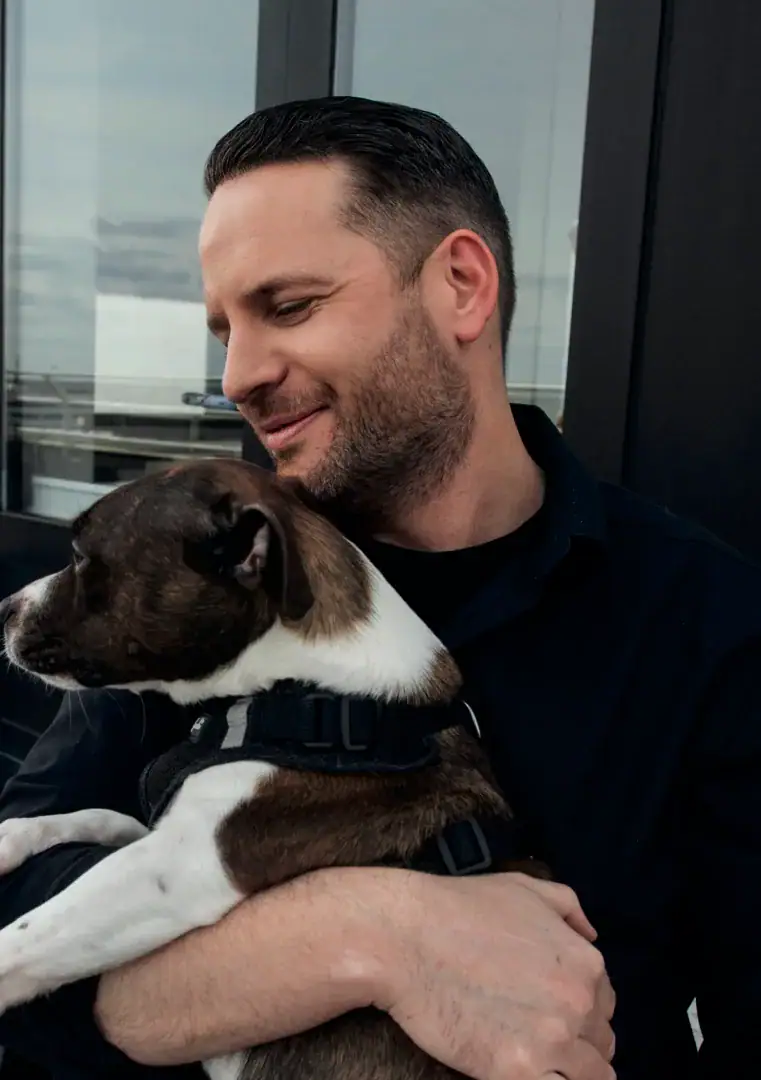 andre caspar hund auf Arm